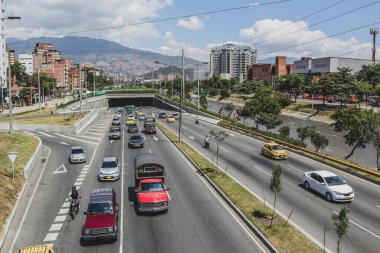 Kolombiya 'nın Medellin kentindeki ana yollardan biri. Medellin 'de yoğun trafik var, Güney Amerika' da şehir..