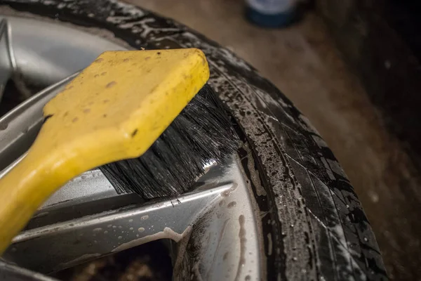 Alaşımın Temizlenmesi Sarı Fırçalı Bir Arabanın Alüminyum Işık Tekerlekleri Natçı — Stok fotoğraf