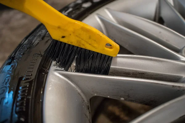 Reiniging Van Lichtmetalen Aluminium Wielen Van Een Auto Met Een — Stockfoto