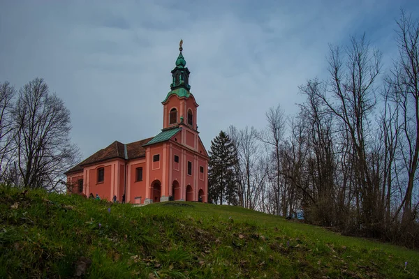 Eglise Rouge Avec Toit Cuivre Vert Sur Sommet Colline Roznik — Photo