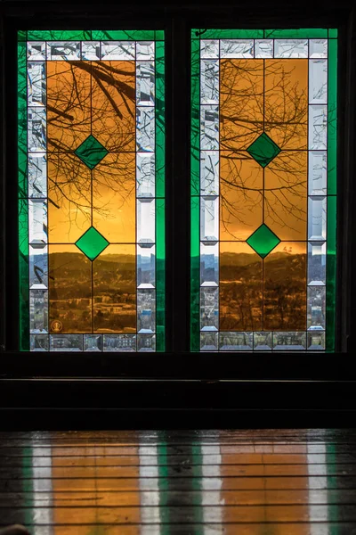 Nichtreligiöses Einfaches Glas Einer Fensterscheibe Transparenter Grüner Und Gelber Farbe — Stockfoto