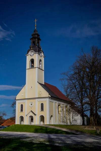 Típica Iglesia Central Europea Con Campanario Color Blanco Amarillo Cima —  Fotos de Stock