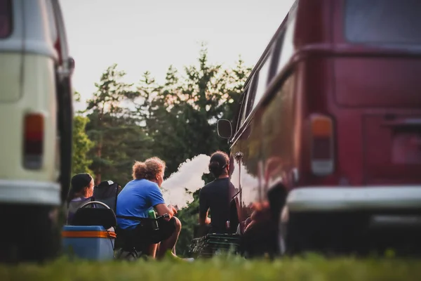 Grupo Personas Sentadas Disfrutando Picninc Humo Con Camionetas Antiguas Estacionadas — Foto de Stock