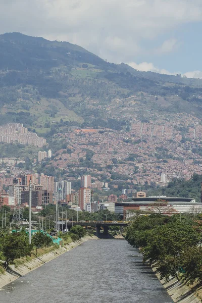 Pohled Řeku Medellinu Kolumbie Slunečného Dne Viditelné Velké Množství Domů — Stock fotografie