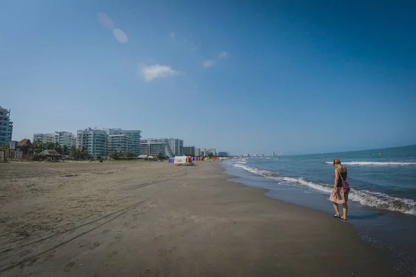 Una Mujer Caminando Por Playa Cartagena Colombia Día Soleado Hoteles — Foto de Stock