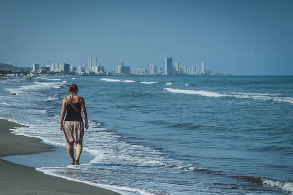 Una Donna Bianca Che Passeggia Sulla Spiaggia Cartagena Colombia Una — Foto Stock