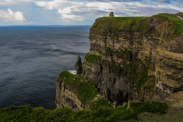 在一个阴沉沉的黄昏 爱尔兰伯伦地区的莫赫悬崖 平静的大海 高高的石墙从上面升起 — 图库照片
