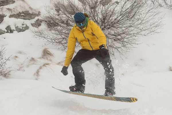 Snowboarder Neve Que Vai Descendo Amd Jumping Barqueiro Com Roupas — Fotografia de Stock