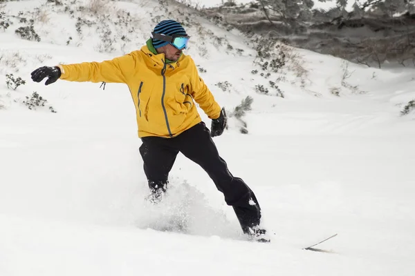 Snowboarder Neve Que Vai Descendo Amd Jumping Barqueiro Com Roupas — Fotografia de Stock