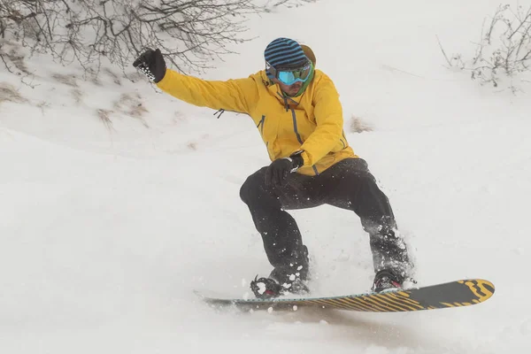 Snowboarder Neve Que Vai Descendo Amd Jumping Barqueiro Com Roupas — Fotografia de Stock