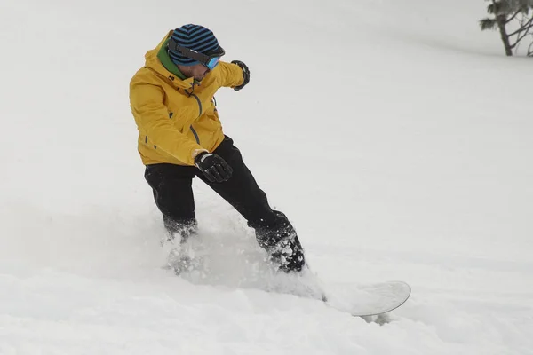 Snowboarder Neve Que Vai Descendo Amd Jumping Barqueiro Com Roupas — Fotografia de Stock