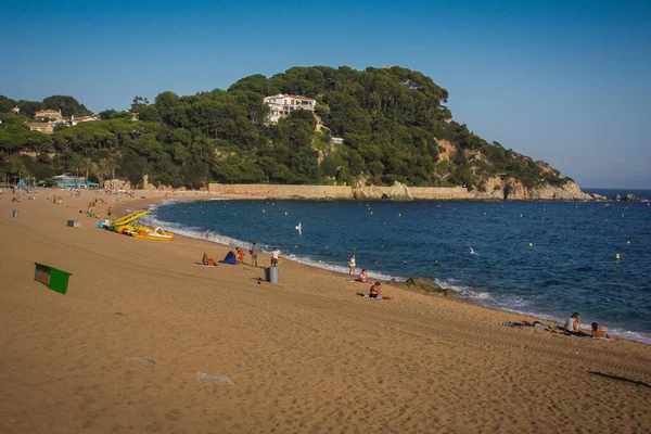Plaża Fenals Rejonie Lloret Mar Hiszpanii Późnym Popołudniem Plaży Błękitną — Zdjęcie stockowe