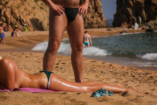 Typiskt Strandläge Man Står Och Poserar Medan Han Solar Topless — Stockfoto