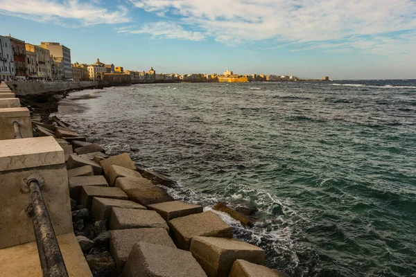 Panoramisch Uitzicht Waterkant Trapani Italië Een Rij Huizen Aan Middellandse — Stockfoto