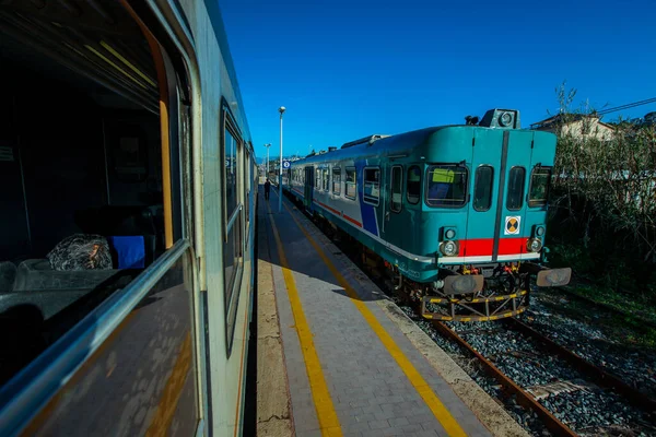 古いイタリアの通勤列車が電車のホームで待っていて 他の列車が通過するのを待っています イタリアの鉄道の古いヴィンテージスタイルの列車 — ストック写真