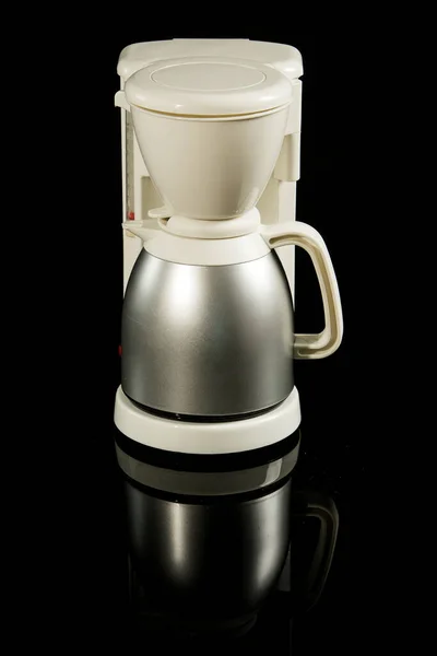 反射床に黒で隔離されたステンレス製のマグカップとプラスチック製の白いフィルターコーヒーメーカーやマシン コーヒーコーヒーコーヒーメーカーをろ過 — ストック写真