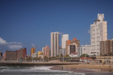 Durban sahili ya da şehir manzarasının panorama fotoğrafı. Güneşli bir günde ana rıhtımdan büyük şehir gökdelenlerine doğru bak..