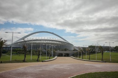 Moses Mabhida futbol stadyumu Durba, Güney Afrika 'da, güneşli bir günde yürüyüş yolundan girişe doğru görüldü..