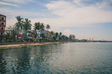 Doğu Endonezya 'nın Sulawesi adasındaki Makassar veya Ujung Padang limanında bulutlu bir günde.