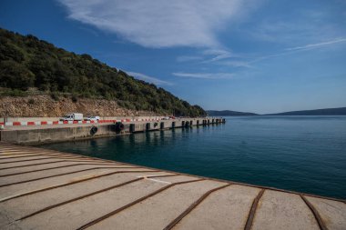 Hırvatistan 'ın Krk kentinde küçük bir feribot limanı, Krk adasından Cres adasındaki Merang adasına ana aktarım noktası.