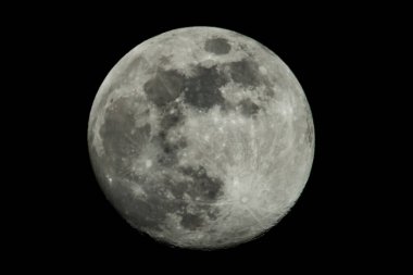 Dolunay ve karanlık arka plan gökyüzü. Gökyüzünde bir ayın yakın çekim gücü, kara gökyüzünde bir ayın yuvarlak şekli.