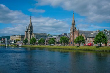 Güneşli bir günde Ness Nehri, Eski Yüksek Kilise ve Özgür Kilise üzerindeki Inverness şehri görülebilir..