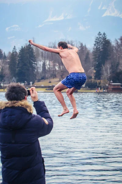 Hombre Desconocido Está Saltando Lago Frío Bled Eslovenia Invierno Una — Foto de Stock