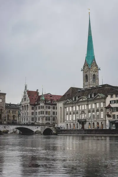 フラムンスター教会の垂直写真や環境のような寒さ 曇りの冬のチューリッヒ旧市街の一部 — ストック写真