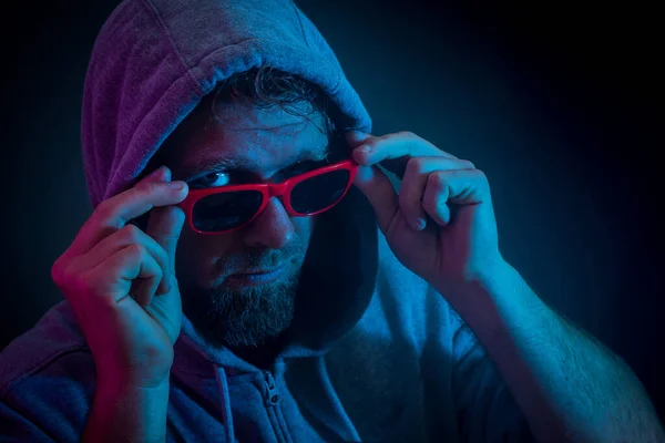 Jonge Man Poseren Met Bril Hoodie Zijn Hoofd Een Donkere — Stockfoto