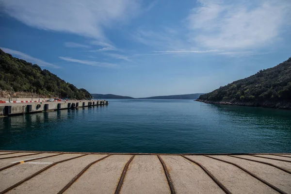 クロアチアのクルク島にある小さなフェリー港バルビスカ島 クルク島からクレース島のメラン島への主な乗換地点 — ストック写真