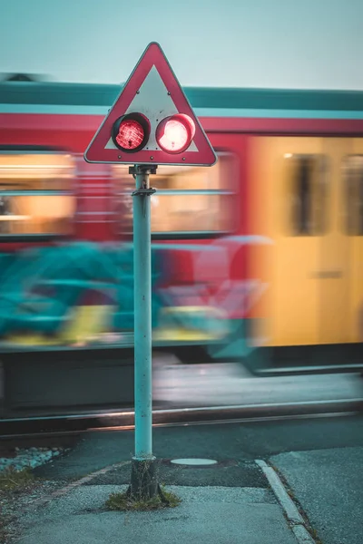 Tren Geçişi Sırasında Yanıp Sönen Işıklar Yanıp Sönen Işıklar Avrupa — Stok fotoğraf