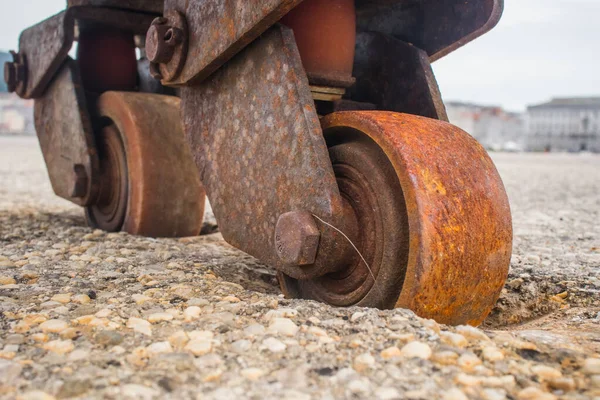 Oude Roestige Industriële Wielen Van Een Schuifdeur Verzonken Asfalt Grond — Stockfoto