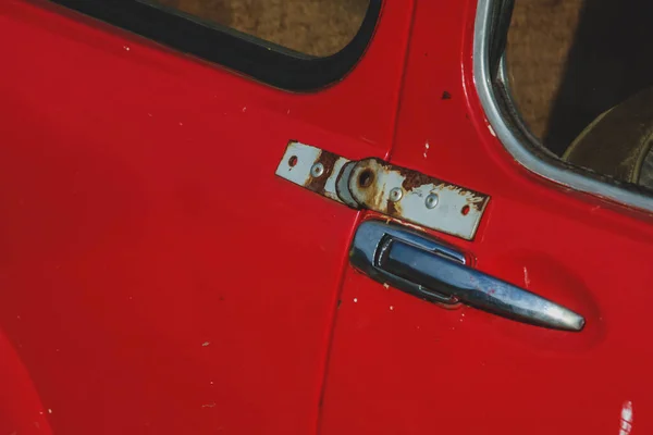 านท ดเพ มเต าหร บการล อคประต บนรถส แดงเก แนวค ดของความปลอดภ — ภาพถ่ายสต็อก
