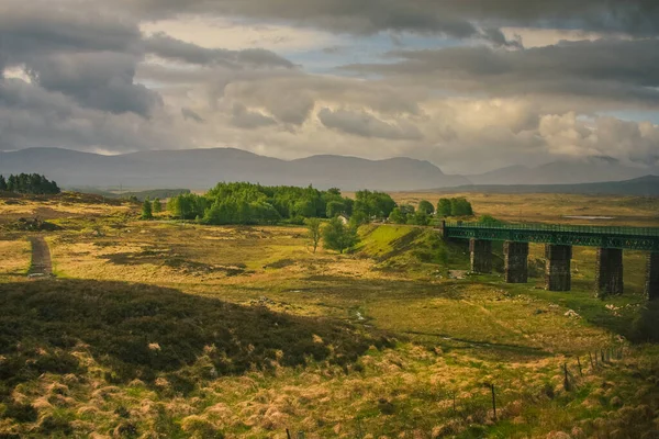 Green Train Bridge Green Scottish Countryside Foggy Rainy Weather Hills — Stock Photo, Image