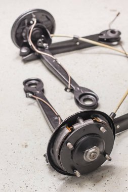 Yeni fren hatları, fren ayakkabıları ve silindirleri fren davulu olmadan ortaya çıkan eski bir arabanın arka süspansiyon üyeleri.