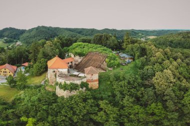 Tepeli bir şatonun insansız hava aracı panoraması. Büyük bir merdiveni, açık hava sineması ya da tiyatrosu var. Vurberg, Maribor, Slovenya 'da bir şatoda açık hava tiyatrosu