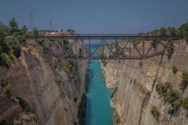 Yunanistan 'da korint ya da korint kanalı. İyonik denizi Ege Denizi 'ne bağlayan dar bir su yolu. Güneşli bir günde kayaya oyulmuş dar su geçidi.