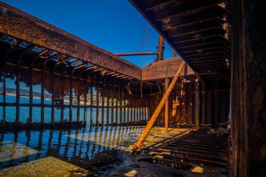 Dimitrios 'un Gythio, Yunanistan' daki gemi enkazı. Güneşli bir günde kumlu bir sahilde kısmen paslı bir metal gemi enkazı çürüyor. Yunanistan 'ın ünlü gemi enkazı.