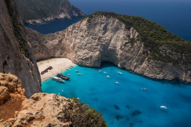 Zakynthos Adası 'ndaki Amazing Navagio Sahili' nin Panorama 'sı Ship Wreck plajı ve Navagio körfezi görünür. İyon Denizi 'ndeki Yunan adası Zakynthos' un en ünlü doğal simgesi. .