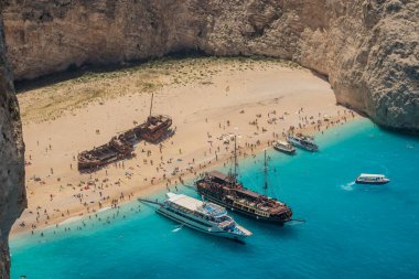 Zakynthos Adası 'ndaki Navagio Sahili' nde gemi enkazı sahili ve Navagio körfezi görünüyor. İyon Denizi 'ndeki Yunan adası Zakynthos' un en ünlü doğal simgesi. .