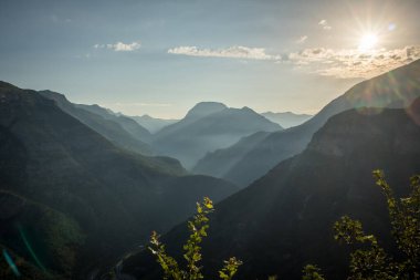 Kuzey Afrika dağlarının destansı manzarası, gün doğumunda Cem nehri boğazının yukarısındaki SH20 yolunun ünlü virajları ve virajları. Güneş dağların ardından yükseliyor..
