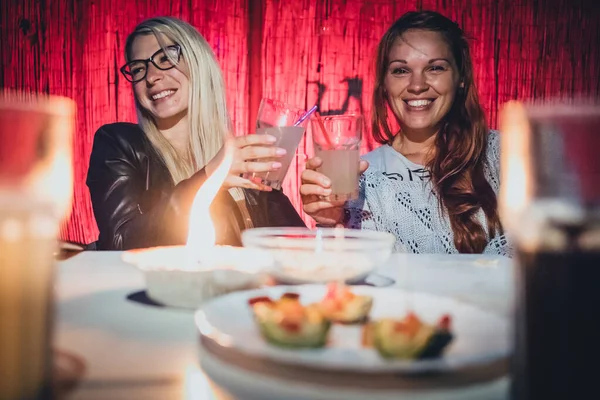 Dos Mujeres Jóvenes Una Rubia Una Pelirroja Están Animando Con — Foto de Stock