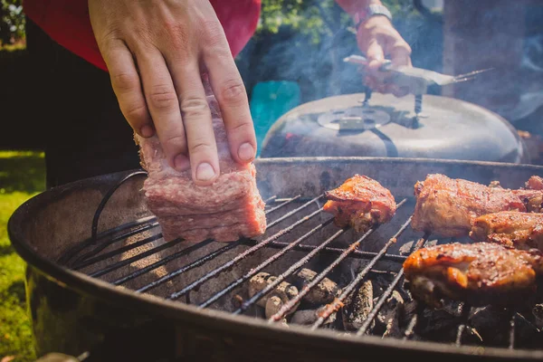 Mão Uma Pessoa Que Coloca Cevapcici Carne Picada Uma Grelha — Fotografia de Stock