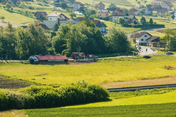 Camión Volcado Con Remolque Rojo Contenido Derramado Campo Cercano Bloqueando —  Fotos de Stock