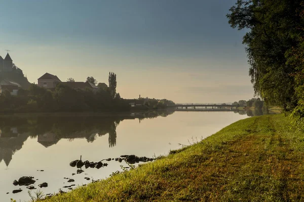 Das Ufer Der Drau Der Stadt Ptuj Einem Frühen Sommermorgen — Stockfoto