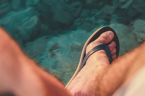 Mirando Hacia Abajo Hacia Los Pies Masculinos Con Sandalias Chanclas — Foto de Stock