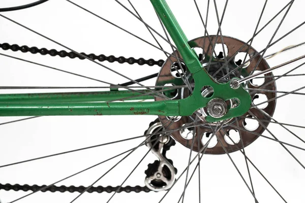 一辆老旧的老式绿色老式城市自行车 专为女性设计 独立的白色背景 后枢轴 脱轨器 板条箱和链条的闭锁或细节 螺母轴可见 — 图库照片