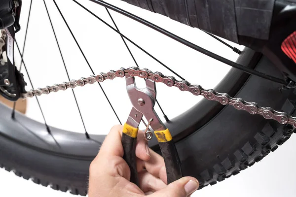 Bicicle Repair Maintenance Breaking Chain Bicycle Apart Using Chain Quick — Stock Photo, Image