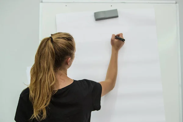 Junge Frau Sieht Schreiben Mit Stift Auf Whiteboard Oder Papier — Stockfoto