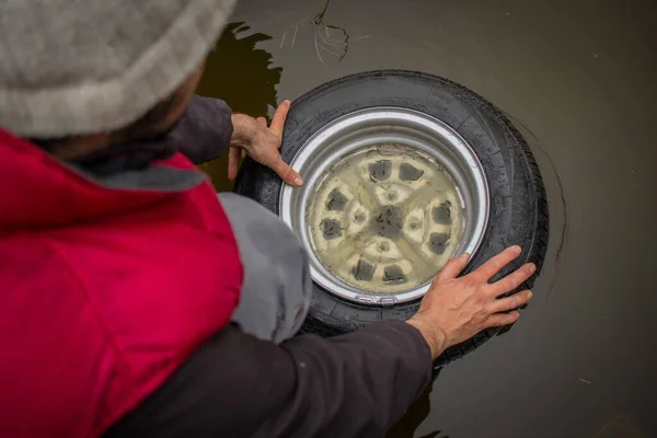 Mecânico Está Testando Uma Roda Carro Para Vazamento Com Submergir — Fotografia de Stock